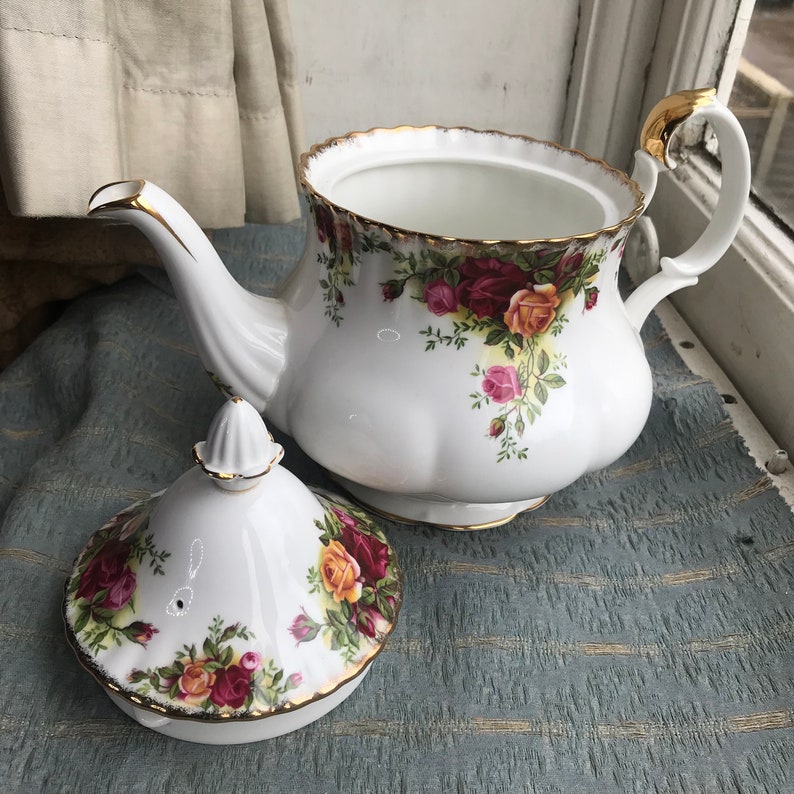 Royal Albert Old Country Roses Teapot. Large. Vintage English Porcelain