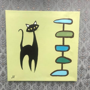 Puede incluir: Un gato negro con ojos amarillos se encuentra de pie sobre un fondo verde claro. Una línea marrón con formas azules y verdes se encuentra en el lado derecho del lienzo. Las iniciales del artista "AF" están en la esquina inferior izquierda.