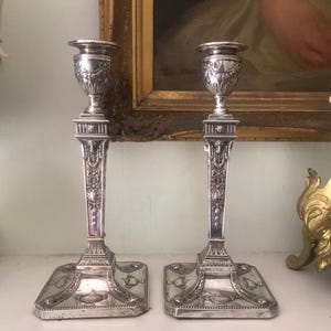 Antika silverpläterade ljusstakar, par, ca 1880, Rams Head, neoklassisk, georgiansk Sheffield-stil, vintage ljusstakar, försilvrad koppar