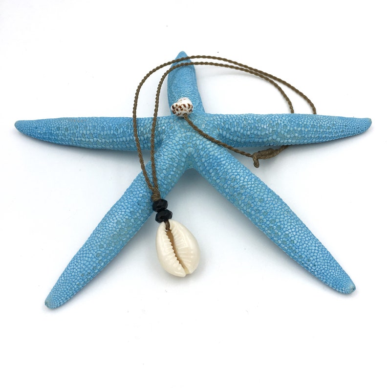 Shell and Onyx Pendant Necklace