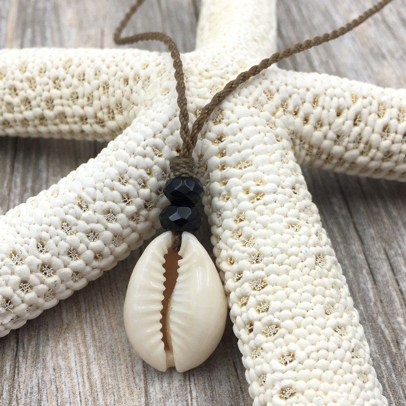 Shell and Onyx Pendant Necklace