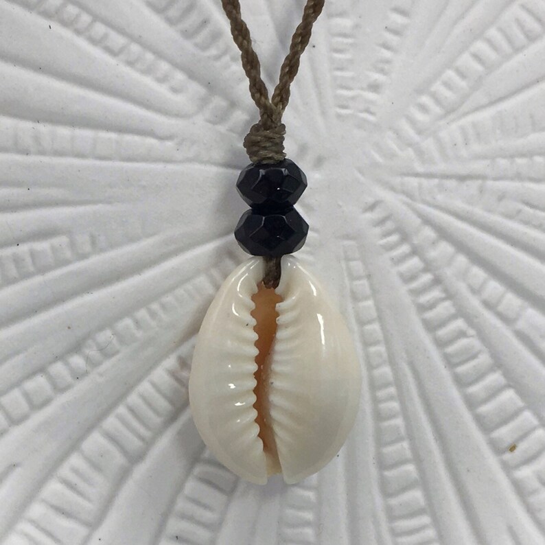 Shell and Onyx Pendant Necklace