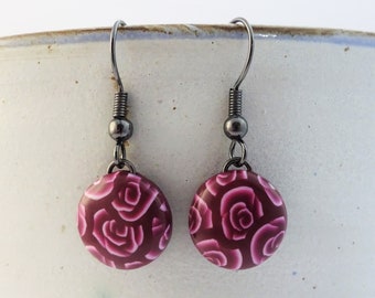 Boucles d'oreilles roses rouges, Boucles d'oreilles rondes rouge foncé et blanc, Bijoux floraux bordeaux