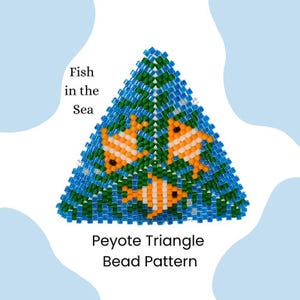 Pode incluir: Um padrão de triângulo de contas que representa três peixes laranja e brancos nadando em um mar azul e verde. O padrão é intitulado "Fish in the Sea" e "Peyote Triangle Bead Pattern".