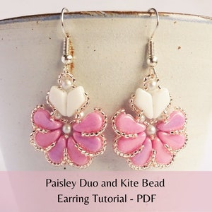 Könnte beinhalten: Ein Paar rosa und weiße Perlenohrringe mit einem silbernen Haken. Die Ohrringe sind aus Paisley-Duo- und Kite-Perlen gefertigt. Das Bild enthält den Text "Paisley Duo and Kite Bead Earring Tutorial - PDF".