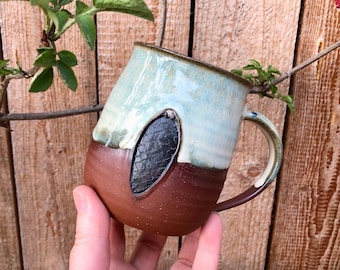 Keramiktasse Wald Zapfen Stein rot beige // Keramik Tasse Wald Früchte // Baumzapfen Wichtel Keramikbecher handgemacht PotsofSoul Design