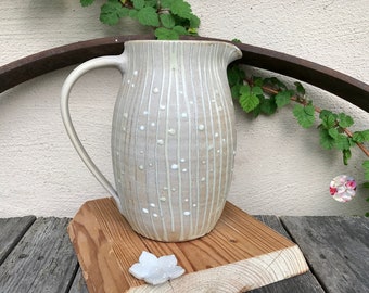 Großer Keramik Krug Streifen & Punkte // Wasserkrug // Saftkrug Keramikkrug 1.4 Liter Wasser // Weinkrug beige grau weiß PotsofSoul Design