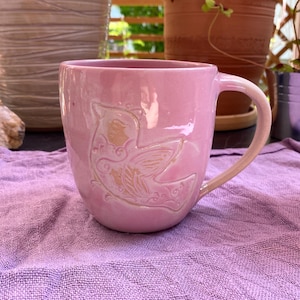 Mug en céramique avec oiseau, pierre et foi // Mug en céramique avec l'inscription « Dieu murmure » // Mug en céramique avec oiseau, motif Pots of Soul, fait main, rose