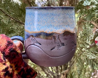 Tazza in ceramica con uccelli Tazza in pietra / Tazza da caffè in ceramica Tazza da caffè con uccelli blu e beige Tazza in ceramica Tazza con uccelli Effetto fatto a mano Design PotsofSoul