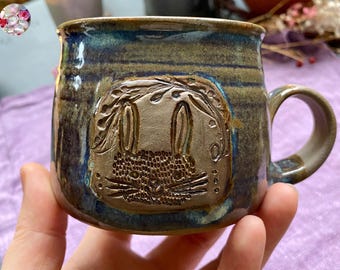 Tazza in ceramica con coniglio e viti / Tazza con coniglietto pasquale, nido, regalo di Pasqua / Tazza primaverile per bambini, ceramica fatta a mano, effetto vasi dell'anima, blu