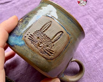 Tazza con coniglietto pasquale, tazza in ceramica / Tazza con nido di coniglietto pasquale, regalo di Pasqua / Tazza primaverile per bambini, in ceramica, realizzata a mano da PotsofSoul, effetto blu