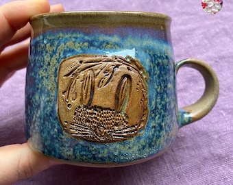 Tazza in ceramica con coniglietto pasquale e vite / Tazza nido Regalo di Pasqua / Tazza primaverile per bambini Ceramica fatta a mano Pots of Soul Effect Blu