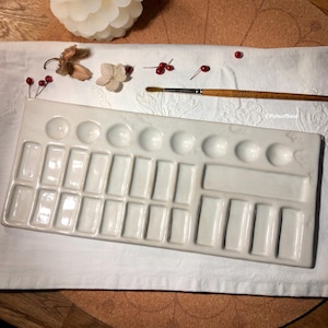 Può includere: Palette per acquerello in ceramica bianca con 24 pozzetti, di cui 6 rotondi e 18 rettangolari. La palette è vuota e pronta all'uso.