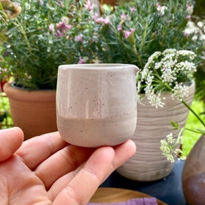 1 Mini melkschenkertje / Kleine roomkan / Keramiek / Portie melk / Kopje koffie of thee / Handgemaakt Pots of Soul Design / Wit