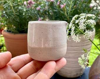 1 Mini melkschenkertje / Kleine roomkan / Keramiek / Portie melk / Kopje koffie of thee / Handgemaakt Pots of Soul Design / Wit