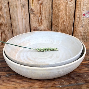 1 ciotola per pasta beige opaco // ciotola in ceramica // ciotola piatta in ceramica // piatto fondo in ceramica piatto in ceramica ruvido con spirale di PotsofSoul Design
