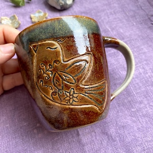 Glaubens Keramiktasse Vogel Stein // Keramik Glaubenstasse Spruch // Vogeltasse Keramik Becher Pots of Soul Design handgemacht Bronze braun