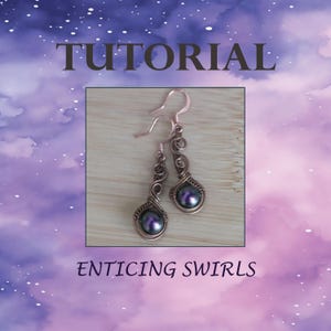 Puede incluir: Un par de pendientes con un diseño de alambre en espiral y una perla de color morado oscuro. Los pendientes están hechos de alambre de cobre y tienen un cierre simple de gancho. Los pendientes se llaman "Enticing Swirls".