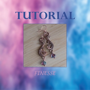 Puede incluir: Un par de pendientes de alambre de cobre con un diseño delicado y en espiral y una pequeña piedra preciosa iridiscente que cuelga de cada pendiente. Los pendientes se muestran sobre una superficie de madera. El texto "TUTORIAL FINESSE" es visible debajo de los pendientes.