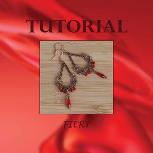 Könnte beinhalten: Ein Paar handgefertigte Ohrringe mit einem Design aus Kupferdraht und roten Glasperlen. Die Ohrringe hängen an einer Holzoberfläche. Der Text "TUTORIAL" und "FIERY" ist auf dem Bild zu sehen.