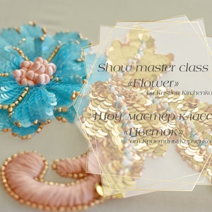 Peut inclure: Gros plan sur un motif de fleur perlée avec des paillettes bleues, roses et dorées. Le texte "Show master class <<Flower>> by Kristina Kirchenko" est superposé à l'image.