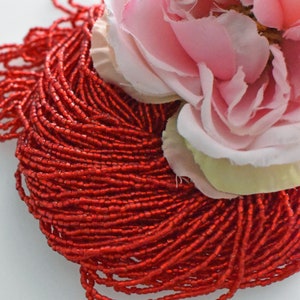 3 x 3 perles coupées de couleur rouge, 3 rangs de perles tchèques coupées