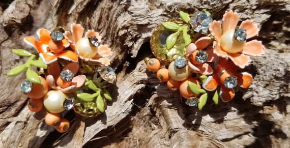 Vintage Floral Brooch and Earrings - image 3