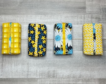 Niebieski, kwiatowy uchwyt na chusteczki | Ręcznie robione etui na chusteczki | Wielorazowy uchwyt na chusteczki podróżne | Etui na chusteczki do torebki | Uroczy prezent