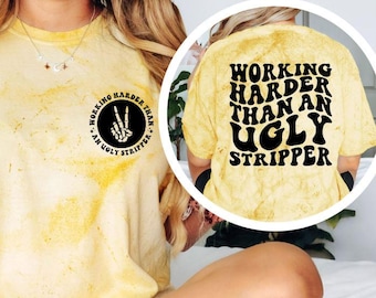 Camiseta "Trabajando más duro que una stripper fea", camiseta divertida y sarcástica, camiseta de humor para adultos, camiseta con estampado atrevido, camiseta con frase divertida, regalo para ella.