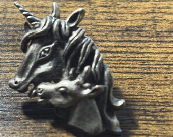 Alfiler de corbata plateado con figura de unicornio madre y potrillo.