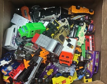 Lote de Hot Wheels (6 coches) con estuche de transporte, 4 estuches transparentes y una caja de coches.