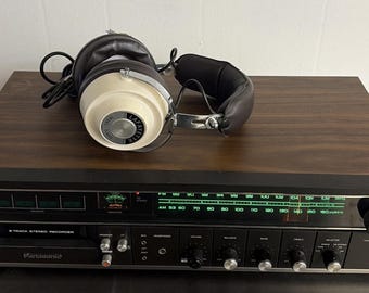 Grabadora/receptora estéreo de 8 pistas Panasonic RE-8125 de 1970 con AM/FM y auriculares.