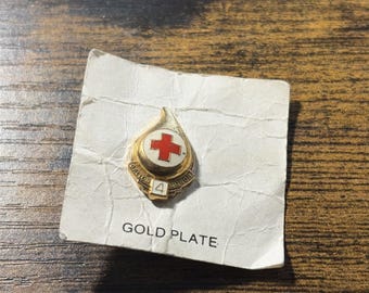Pin de solapa/sombrero de la Cruz Roja Americana para donantes de sangre de 2 galones, chapado en oro, nuevo sin usar.