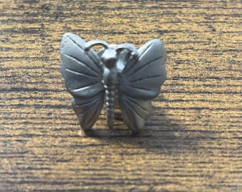 Broche de mariposa en tono plateado