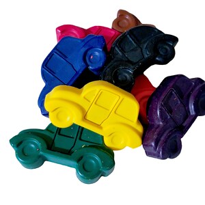 Puede incluir: Un conjunto de seis crayones de colores con forma de coche. Los crayones son de color rojo, azul, amarillo, verde, morado y marr&oacute;n.