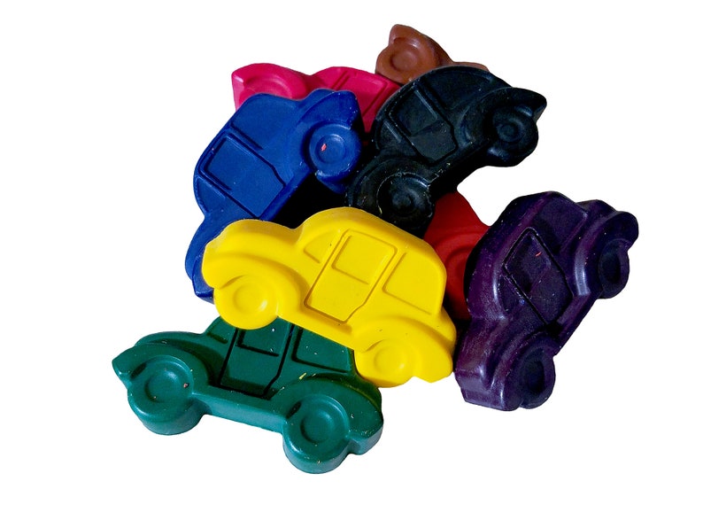 Puede incluir: Un conjunto de seis crayones de colores con forma de coche. Los crayones son de color rojo, azul, amarillo, verde, morado y marr&oacute;n.