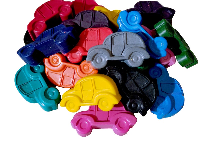 Puede incluir: Una colecci&oacute;n de crayones de colores con forma de coche en varios tonos de azul, verde, rojo, amarillo, rosa, naranja y gris.