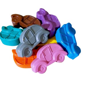 Puede incluir: Un conjunto de seis crayones de colores con forma de coche. Los crayones son de varios colores, incluyendo azul, verde, morado, naranja, marr&oacute;n y gris. Los crayones est&aacute;n dispuestos en una pila, con el cray&oacute;n azul en la parte superior.