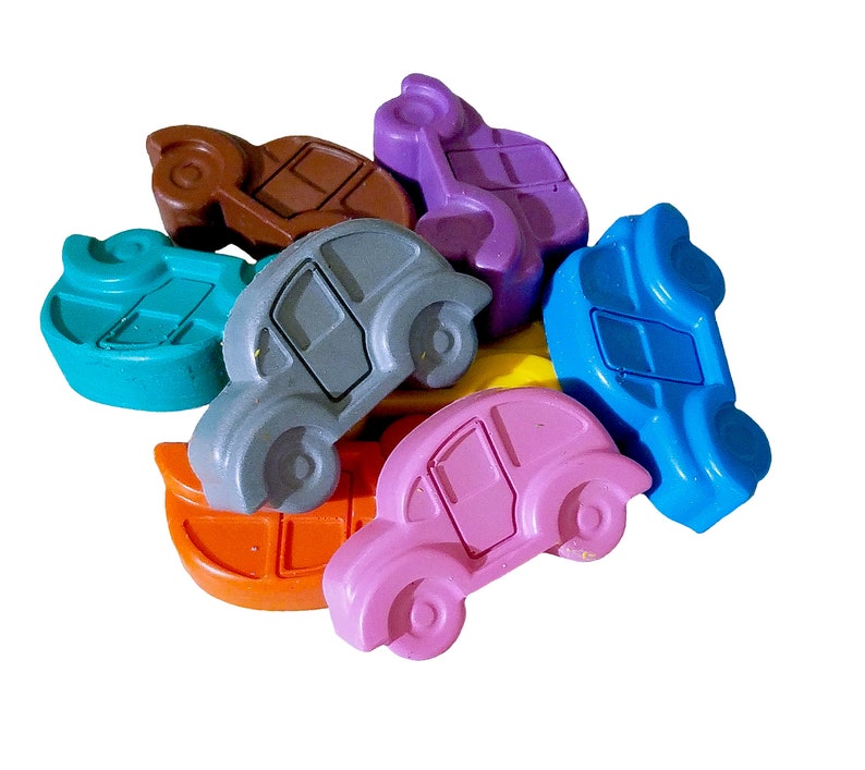 Puede incluir: Un conjunto de seis crayones de colores con forma de coche. Los crayones son de varios colores, incluyendo azul, verde, morado, naranja, marr&oacute;n y gris. Los crayones est&aacute;n dispuestos en una pila, con el cray&oacute;n azul en la parte superior.
