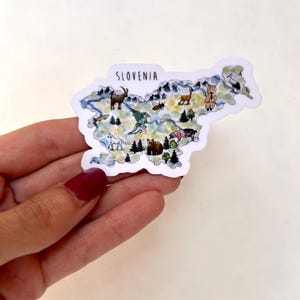 Adesivo mappa Slovenia - Mappa illustrata del Paese con fauna selvatica, animali e natura, adesivo da viaggio in vinile, souvenir della Slovenia, arte impermeabile