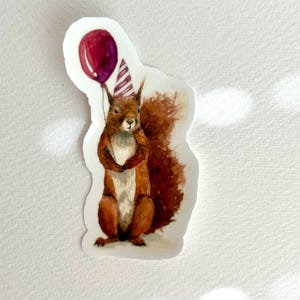 Sticker imperméable fête d'écureuils - Écureuil roux mignon avec ballon - Sticker vinyle animaux de la forêt - Cadeau amusant pour les amoureux de la nature et des animaux