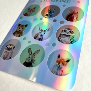 Hoja de pegatinas holográficas de animales del bosque: adorables criaturas del bosque. Arte original de Nessa: zorro, ciervo, búho, oso, conejo y erizo.