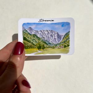 Pegatina de montaña de Eslovenia: Pegatina de vinilo del Parque Nacional de Triglav, ilustración de paisaje escénico, pegatina impermeable de naturaleza, arte de senderismo y viajes