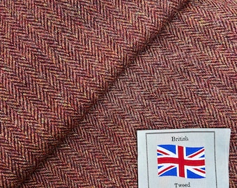 Puede incluir: Primer plano de una tela de tweed en espiga marrón y naranja con una etiqueta blanca que dice "British Tweed" y muestra una bandera británica roja, blanca y azul.