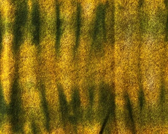 Könnte beinhalten: Nahaufnahme eines gelben Stoffes mit einem grün-gelben Batik-Muster.