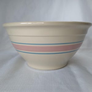 Puede incluir: Un juego de tres tazas de cerámica con un acabado mate moteado. Cada taza presenta un color diferente: azul claro, crema y gris. Las tazas tienen un diseño simple y moderno y un asa cómoda.