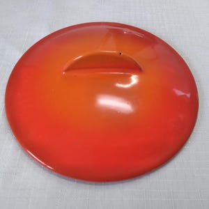 Pode incluir: Uma caneca de cerâmica branca com uma alça preta e o texto "But First, Coffee" em preto, com uma fonte manuscrita. A caneca está sobre uma superfície branca.