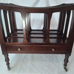 Stojak na czasopisma z mahoniu, 1987, Bombay Company, z szufladą i kółkami jezdnymi