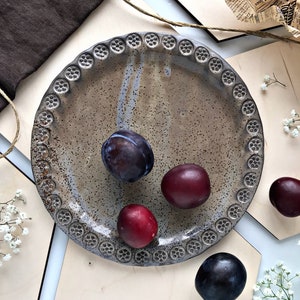 Assiette en céramique cappuccino, assiette faite à la main, poterie faite à la main, cadeau de mariage, cadeau de pendaison de crémaillère, assiette de service, assiette de service image 1