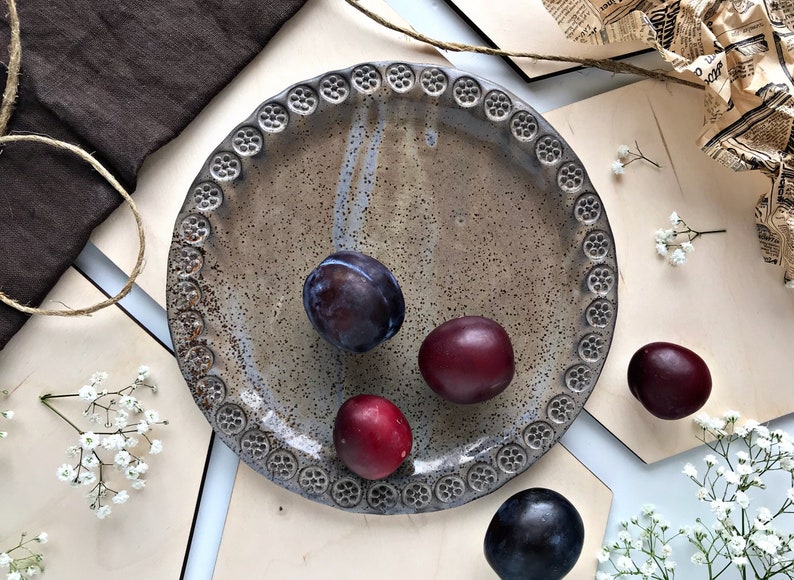 Assiette en céramique cappuccino, assiette faite à la main, poterie faite à la main, cadeau de mariage, cadeau de pendaison de crémaillère, assiette de service, assiette de service image 1